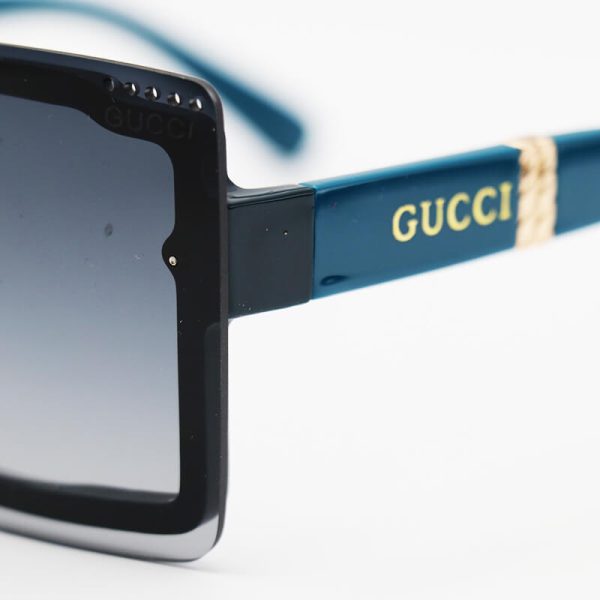 عکس از عینک آفتابی gucci با فریم مشکی رنگ، مربعی شکل، دسته سبز و لنز دودی سایه روشن مدل 6834