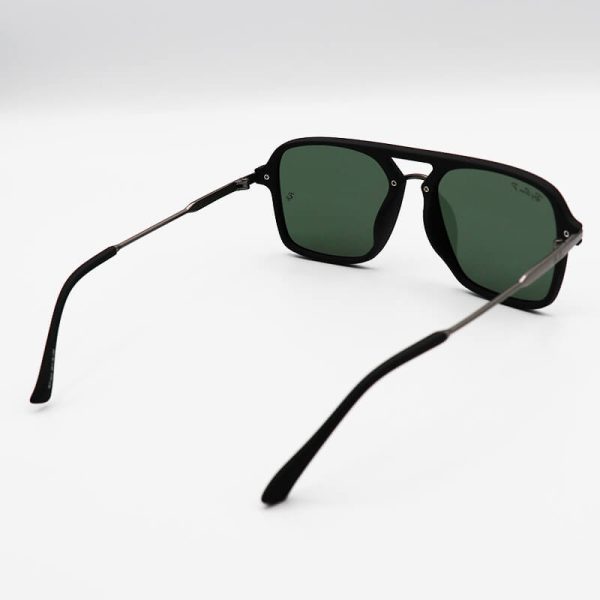 عکس از عینک آفتابی ریبن با فریم مربعی شکل، رنگ مشکی مات، لنز سبز رنگ و پلاریزه مدل wt1933