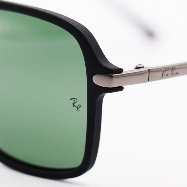 عکس از عینک آفتابی ریبن با فریم مربعی شکل، رنگ مشکی مات، لنز سبز رنگ و پلاریزه مدل wt1933