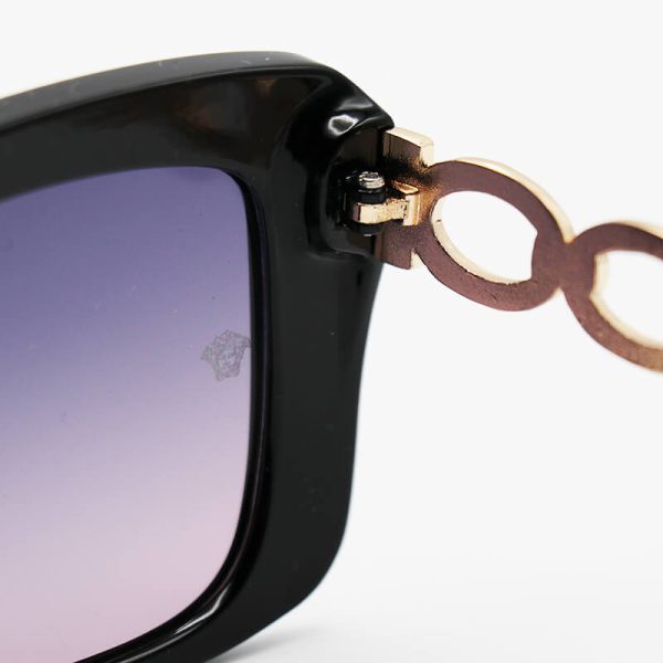 عکس از عینک آفتابی پلاریزه زنانه ورساچه با فریم مشکی، دسته زنجیری و لنز دو رنگ مدل 3322