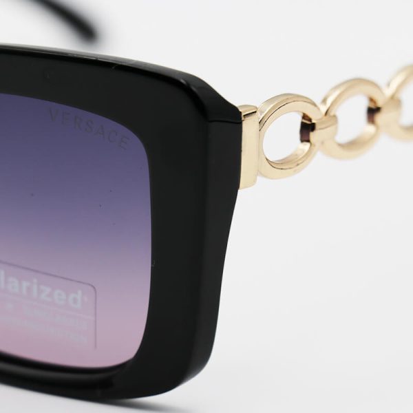 عکس از عینک آفتابی پلاریزه زنانه ورساچه با فریم مشکی، دسته زنجیری و لنز دو رنگ مدل 3322
