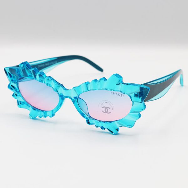 عکس از عینک آفتابی فانتزی با فریم طرح یخی، آبی رنگ و عدسی دو رنگ chanel مدل 9566