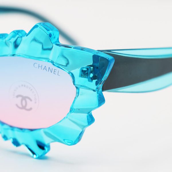 عکس از عینک آفتابی فانتزی با فریم طرح یخی، آبی رنگ و عدسی دو رنگ chanel مدل 9566