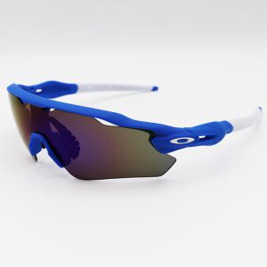 عکس از عینک ورزشی نیم فریم و آبی، با لنز آینه ای آبی رنگ برند اوکلی Oakley مدل KL9208