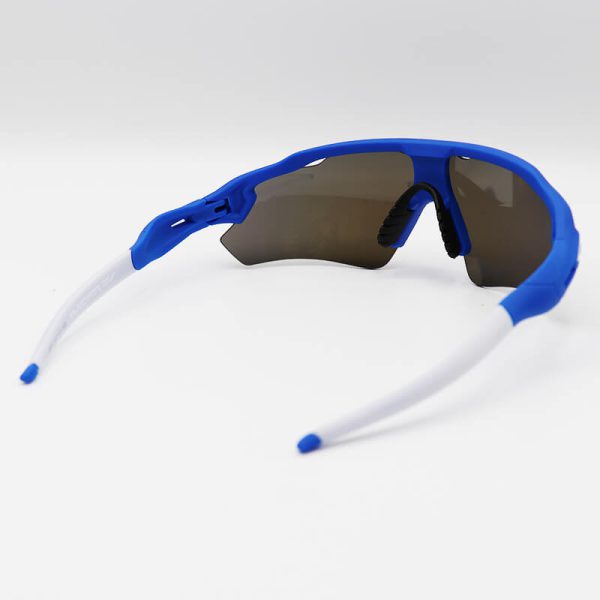 عکس از عینک ورزشی نیم فریم و آبی، با لنز آینه ای آبی رنگ برند اوکلی oakley مدل kl9208