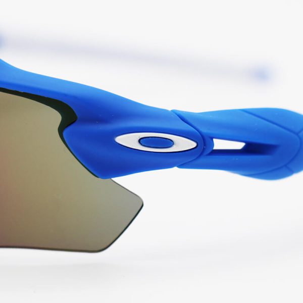 عکس از عینک ورزشی نیم فریم و آبی، با لنز آینه ای آبی رنگ برند اوکلی oakley مدل kl9208