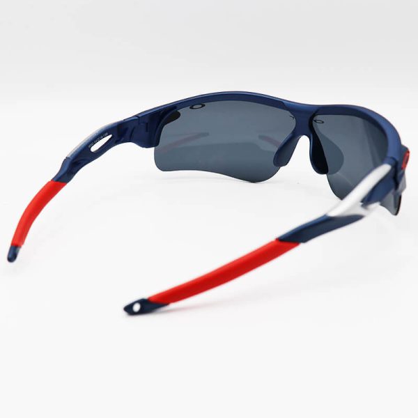 عکس از عینک ورزشی اوکلی oakley نیم فریم، سرمه ای و دسته چند رنگ و لنز دودی تیره مدل 9052