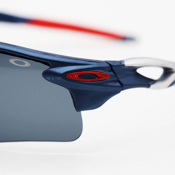 عکس از عینک ورزشی اوکلی oakley نیم فریم، سرمه ای و دسته چند رنگ و لنز دودی تیره مدل 9052