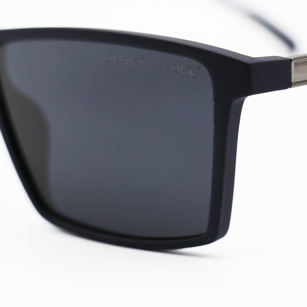 عکس از عینک آفتابی پلاریزه با فریم مستطیلی شکل، سرمه ای مات، لنز دودی تیره پورشه دیزاین مدل jb5529