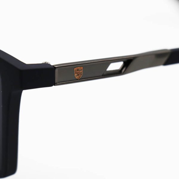 عکس از عینک آفتابی پلاریزه با فریم مستطیلی شکل، سرمه ای مات، لنز دودی تیره پورشه دیزاین مدل jb5529