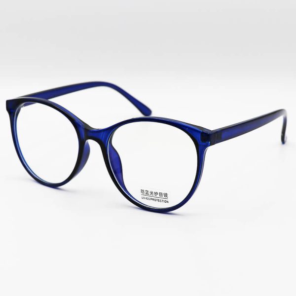 عکس از عینک بلوکات با فریم آبی رنگ، از جنس کائوچو، شکل گرد و لنز uv400 مدل 28020