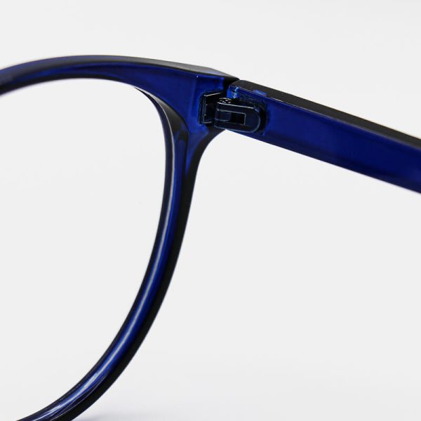 عکس از عینک بلوکات با فریم آبی رنگ، از جنس کائوچو، شکل گرد و لنز uv400 مدل 28020