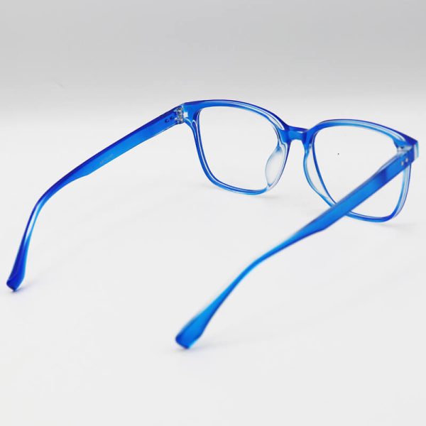 عکس از عینک بلوکات با فریم آبی رنگ، از جنس کائوچو و مربعی شکل مدل abc3140