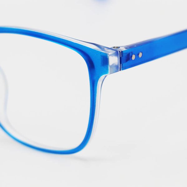 عکس از عینک بلوکات با فریم آبی رنگ، از جنس کائوچو و مربعی شکل مدل abc3140