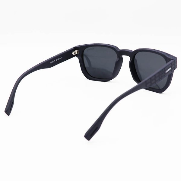 عکس از عینک آفتابی پلاریزه lacoste با فریم مربعی، رنگ سرمه ای مات و عدسی دودی مدل wf2219