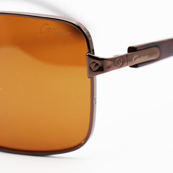 عکس از عینک آفتابی کارتیه با فریم خلبانی، قهوه ای رنگ، دسته چوبی و عدسی پلاریزه مدل p8357
