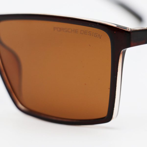 عکس از عینک آفتابی پورشه دیزاین با فریم مستطیلی و قهوه ای براق، لنز قهوه ای و پلرایزد مدل jb5529