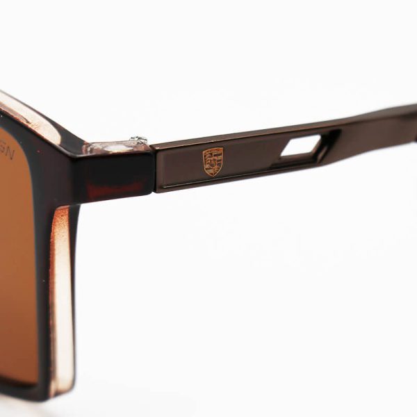 عکس از عینک آفتابی پورشه دیزاین با فریم مستطیلی و قهوه ای براق، لنز قهوه ای و پلرایزد مدل jb5529