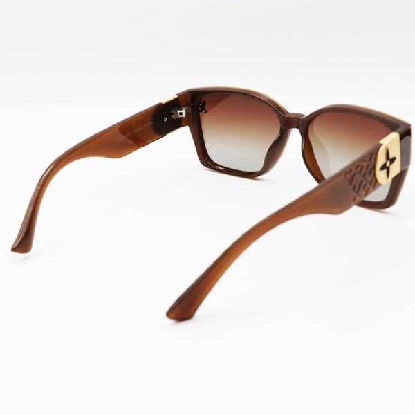عکس از عینک آفتابی پلرایزد ال وی با فریم قهوه ای، مستطیلی شکل و لنز سایه روشن مدل p22364