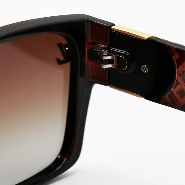 عکس از عینک آفتابی پلاریزه لویی ویتون با فریم قهوه ای، مستطیلی شکل و لنز سایه روشن مدل p22364