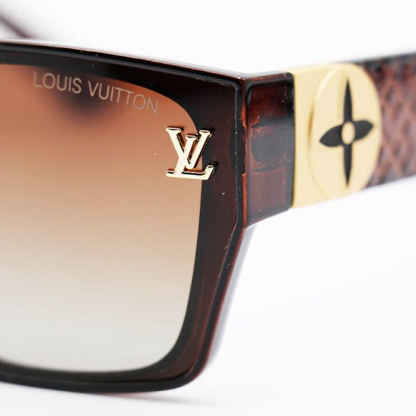 عکس از عینک آفتابی پلاریزه لویی ویتون با فریم قهوه ای، مستطیلی شکل و لنز سایه روشن مدل p22364