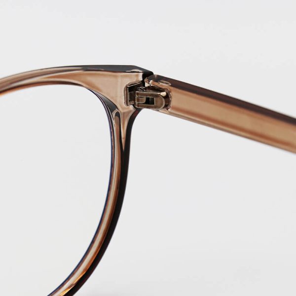 عکس از عینک بلوکات با فریم قهوه ای رنگ، از جنس کائوچو، شکل گرد و لنز uv400 مدل 28020