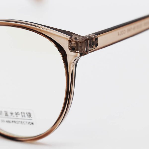 عکس از عینک بلوکات با فریم قهوه ای رنگ، از جنس کائوچو، شکل گرد و لنز uv400 مدل 28020