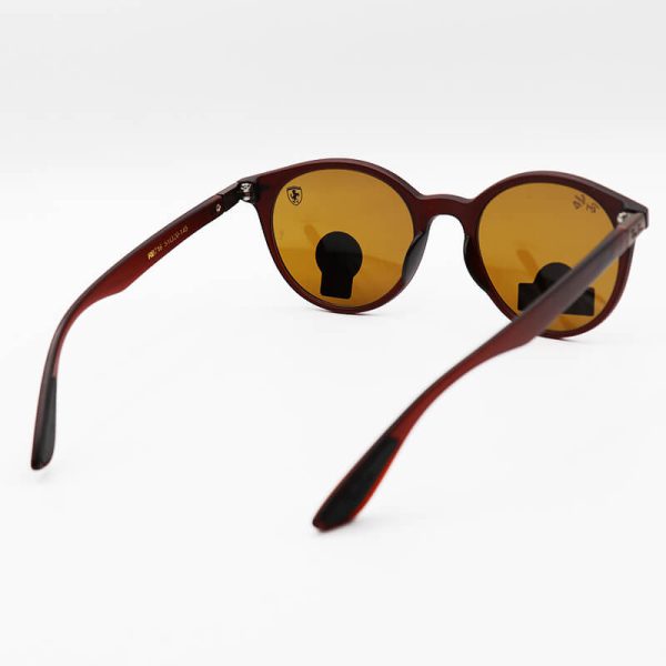 عکس از عینک آفتابی ray-ban ferrari با فریم گرد، قهوه ای مات، لنز جنس سنگ مدل rb716