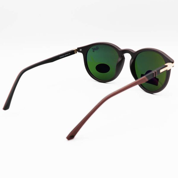 عکس از عینک آفتابی گرد persol با فریم قهوه ای تیره، عدسی شیشه ای، سبز تیره و دسته فنری مدل tr8084g
