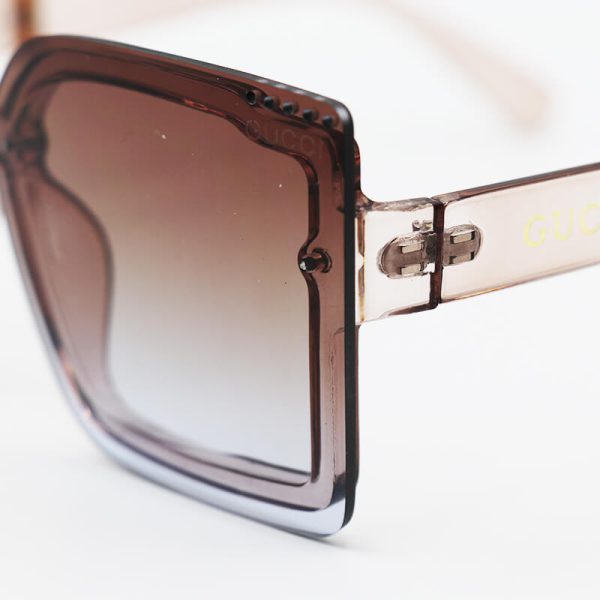 عکس از عینک آفتابی زنانه عسلی رنگ با فریم مربعی شکل و لنز قهوه ای سایه روشن برند gucci مدل 6834