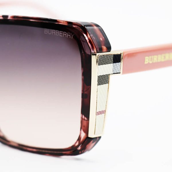 عکس از عینک آفتابی باربری با فریم قهوه ای رنگ، مربعی شکل، دسته صورتی و لنز قهوه ای مدل 5617