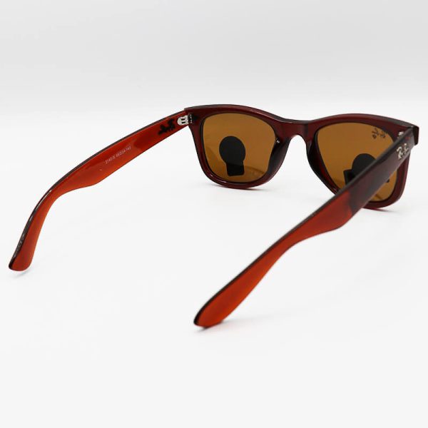 عکس از عینک آفتابی ray-ban با فریم قهوه ای، ویفرر و عدسی سایز کوچک و شیشه ای مدل rb2140-901