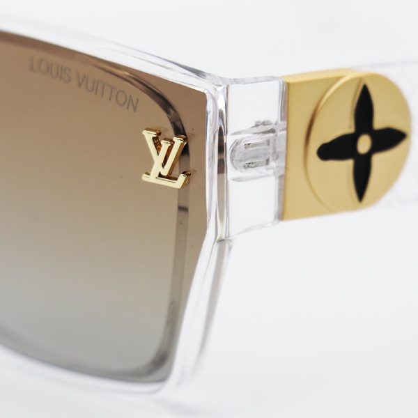 عکس از عینک آفتابی پلاریزه lv با فریم بی رنگ، شفاف، مستطیلی شکل و لنز قهوه ای مدل p22364