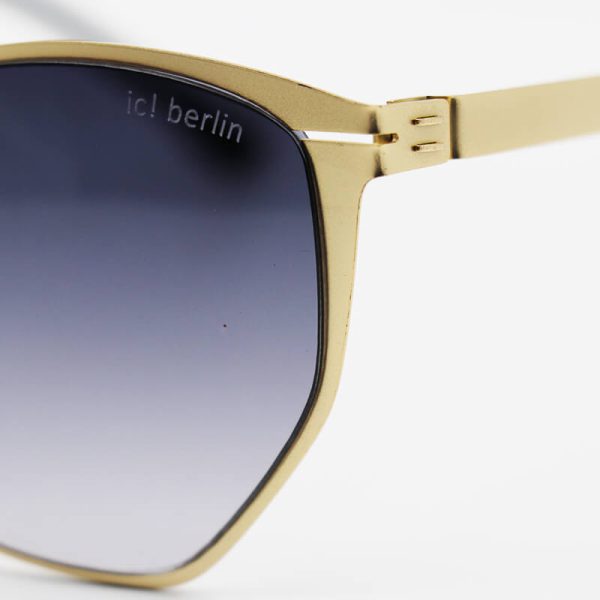 عکس از عینک آفتابی زنانه گربه ای ic! Berlin با فریم طلایی، تیتانیوم و عدسی دودی هایلایت مدل ps18029