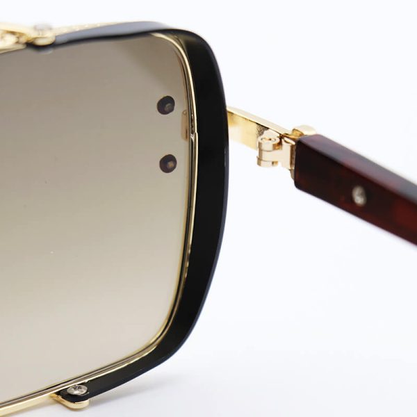 عکس از عینک آفتابی میباخ با فریم رنگ طلایی، چندضلعی شکل و عدسی قهوه ای سایه روشن مدل 251