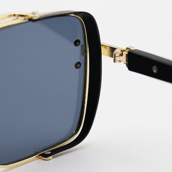 عکس از عینک آفتابی maybach با فریم رنگ طلایی، هندسی شکل و عدسی دودی تیره مدل 251
