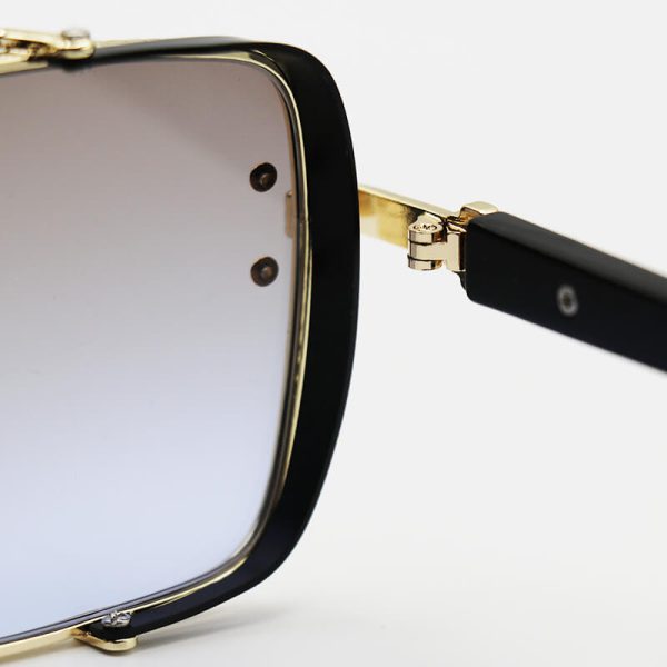 عکس از عینک آفتابی طلایی با فریم چندضلعی و فلزی و عدسی دو رنگ (دودی و قهوه ای) میباخ مدل 251