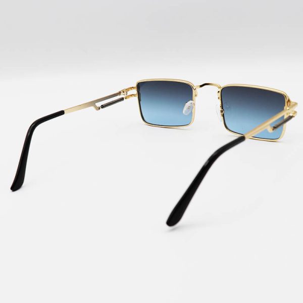 عکس از عینک آفتابی گوچی با فریم طلایی رنگ، مستطیلی شکل، لنز دودی و دسته فنردار مدل fan01