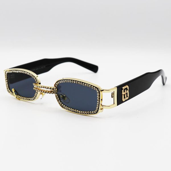 عکس از عینک آفتابی پیرسینگ دار، با فریم مستطیلی شکل، نگین دار، طلایی رنگ جنتل مانستر مدل gw003