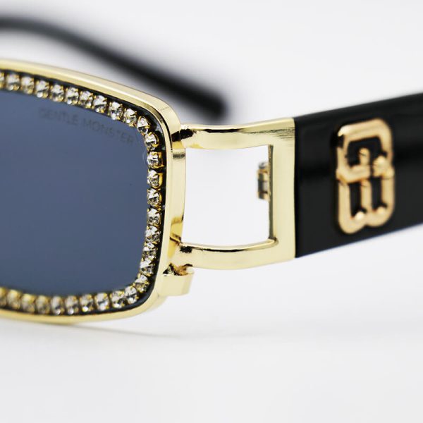 عکس از عینک آفتابی پیرسینگ دار، با فریم مستطیلی شکل، نگین دار، طلایی رنگ جنتل مانستر مدل gw003