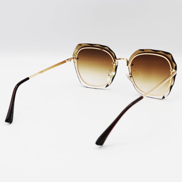 عکس از عینک آفتابی زنانه swarovski با فریم مربعی شکل، طلایی رنگ و لنز قهوه ای مدل sk055