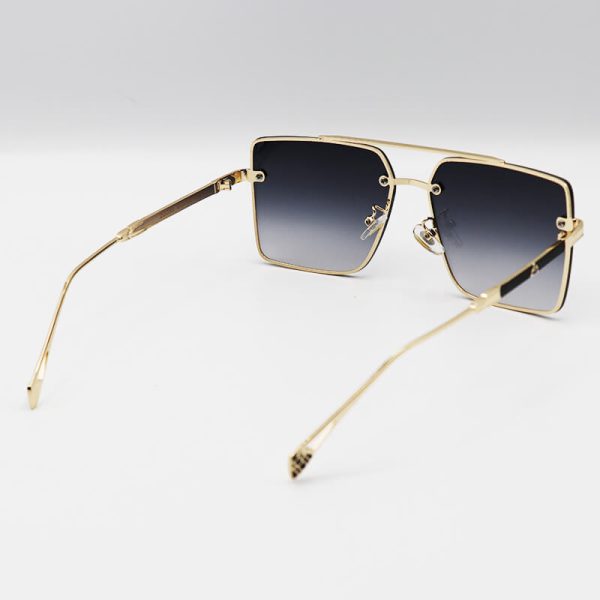 عکس از عینک آفتابی میباخ با فریم طلایی رنگ، مربعی شکل و لنز دودی سایه روشن مدل 22030