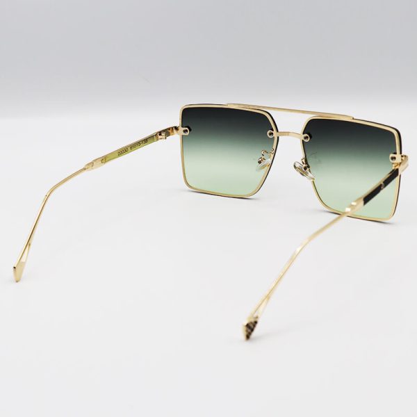 عکس از عینک آفتابی میباخ با فریم طلایی رنگ، مربعی شکل و لنز سبز سایه روشن مدل 22030