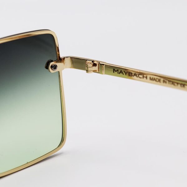 عکس از عینک آفتابی میباخ با فریم طلایی رنگ، مربعی شکل و لنز سبز سایه روشن مدل 22030