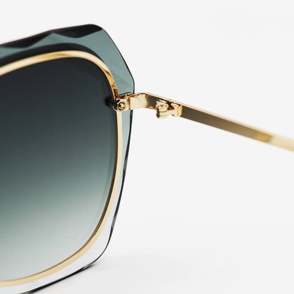 عکس از عینک آفتابی زنانه swarovski با فریم مربعی شکل، طلایی رنگ و لنز سبز مدل sk055