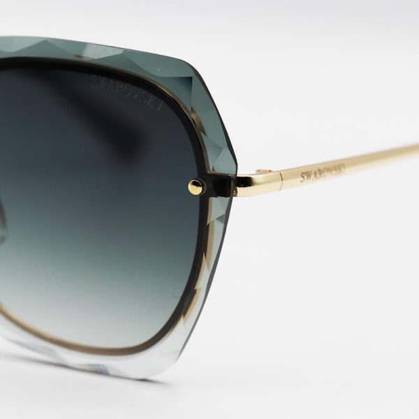 عکس از عینک آفتابی زنانه swarovski با فریم مربعی شکل، طلایی رنگ و لنز سبز مدل sk055