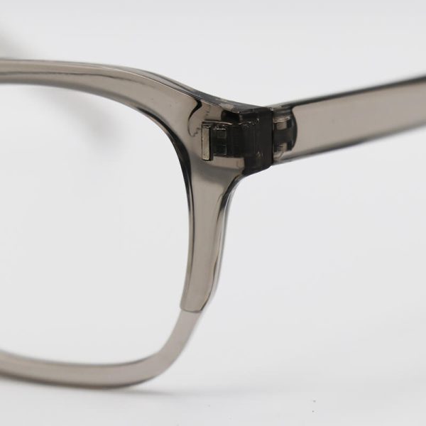 عکس از عینک بلوکات با فریم طوسی رنگ، از جنس کائوچو، شکل مستطیلی مدل 2324