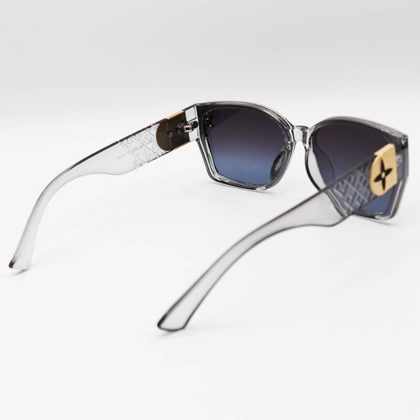 عکس از عینک آفتابی لویی ویتون با فریم خاکستری رنگ، مستطیلی شکل و لنز دودی و پلاریزه مدل p22364