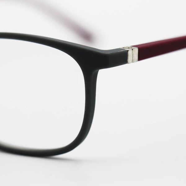عکس از عینک مطالعه نزدیک بین، طوسی رنگ، مخملی، مستطیلی و دسته فنری مدل 24118
