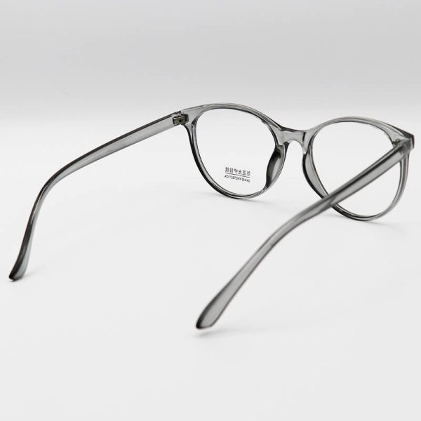 عکس از عینک بلوکات با فریم طوسی رنگ، از جنس کائوچو، شکل گرد و لنز uv400 مدل 28020